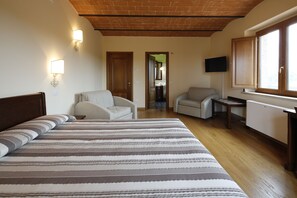 Quadruple Room | Premium bedding, minibar, in-room safe, desk - Agriturismo Poggio al Tufo (Pitigliano)