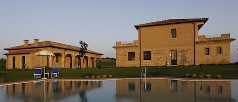 Een seizoensgebonden buitenzwembad