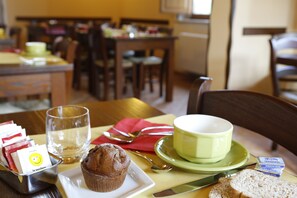 Daily continental breakfast (EUR 12 per person) - Agriturismo Poggio al Tufo (Pitigliano)