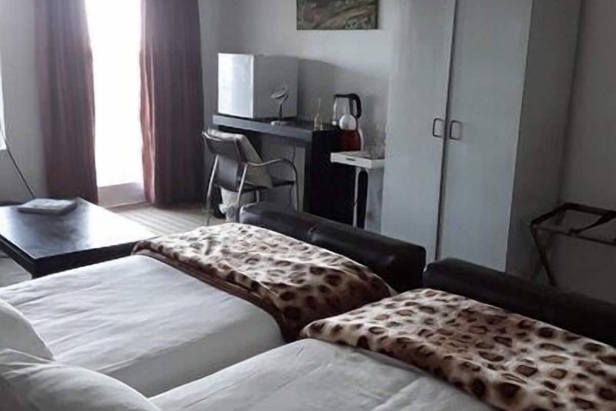 Roupas de cama premium, frigobar, escrivaninha, berços grátis