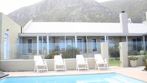 Outdoor pool, pool umbrellas, sun loungers - Fijnbos Lodge & Spa (Betty's Bay)