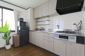 Traditional Studio Suite (Liz3) | Private kitchen | Fridge, microwave, stovetop, electric kettle - Guest House Liz Nakazaki-cho (Osaka)
