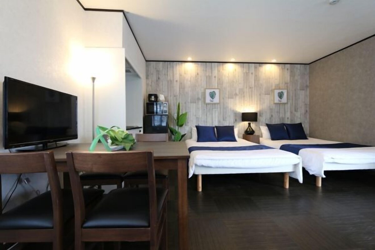 Escritorio, tabla de planchar con plancha, wifi gratis y ropa de cama 