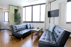 Traditional Studio Suite (Liz3) | Living area | Flat-screen TV - Guest House Liz Nakazaki-cho (Osaka)