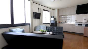 Traditional Studio Suite (Liz3) | Desk, iron/ironing board, free WiFi, bed sheets