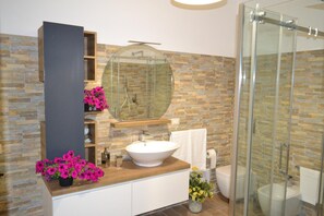 Shower, free toiletries, hair dryer, bathrobes - B&B Lineablu (Formia)