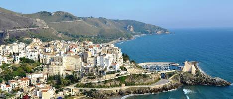 Ranta lähistöllä, valkoista hiekkaa