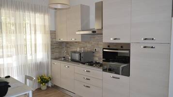 Réfrigérateur, micro-ondes (sur demande), plaque de cuisson