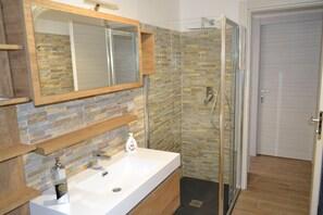 Deluxe Double Room, Patio, Sea View | Bathroom | Shower, free toiletries, hair dryer, bathrobes - B&B Lineablu (Formia)
