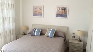 Chambre Double Deluxe, salle de bains attenante, vue mer | Literie de qualité supérieure, minibar, bureau, chambres insonorisées