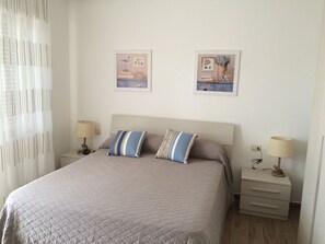 Kamar Double Deluks, ensuite, pemandangan laut | Seprai premium, minibar, meja kerja, dan kedap suara