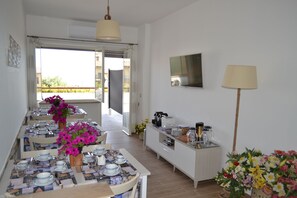 Sudah termasuk sarapan ala kontinental setiap hari