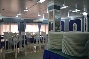 Free daily buffet breakfast  - Tara Hotel (Dubai)