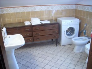 Apartment, 2 Bedrooms | Bathroom | Shower, hair dryer, towels