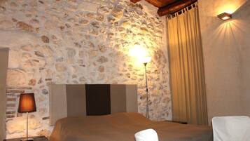 1 bedroom, free cots/infant beds, bed sheets