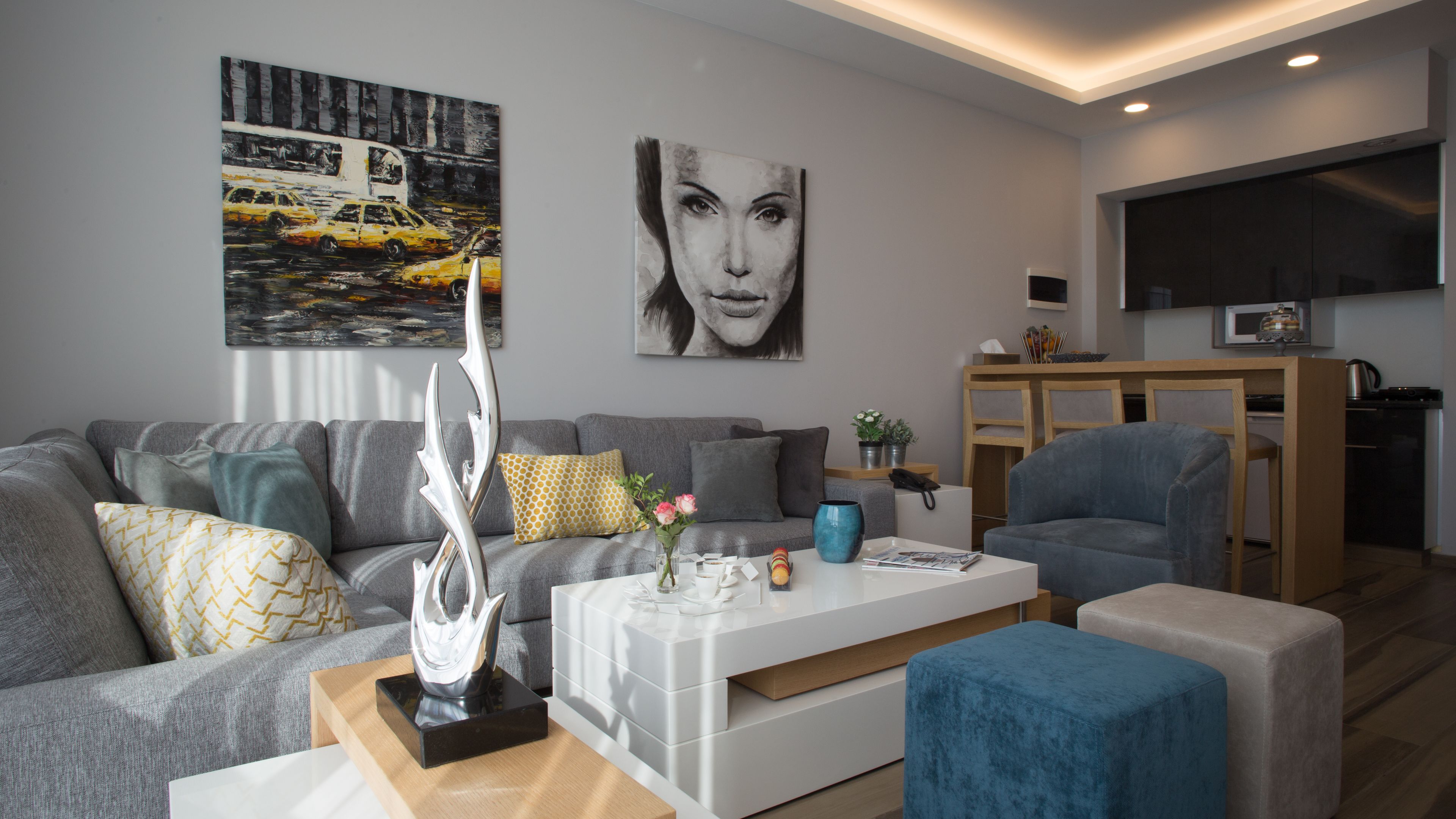 Departamento superior, 1 habitación, vista al mar | Área de sala de estar | Televisión LED de 40 pulgadas con canales por cable y televisión 