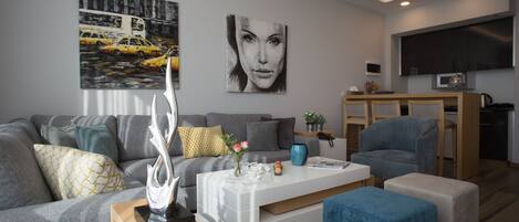 Departamento superior, 1 habitación, vista al mar | Área de sala de estar | Televisión LED de 40 pulgadas con canales por cable y televisión