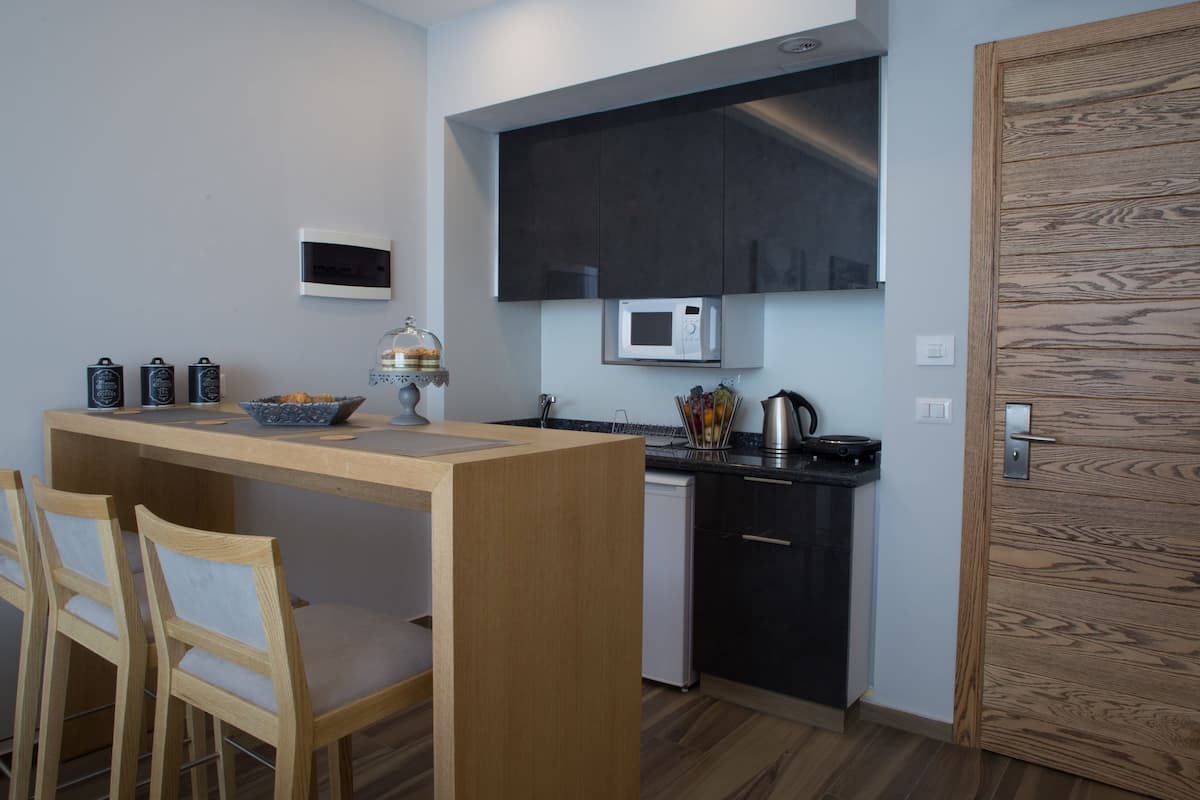 1 bedroom, in-room safe, blackout curtains, soundproofing