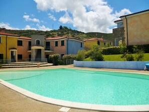 2 outdoor pools