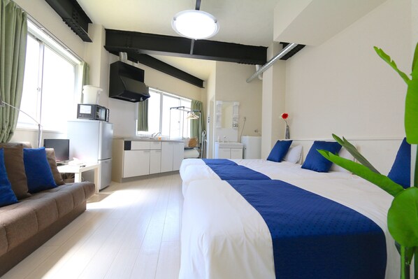 Premium bedding, blackout curtains, iron/ironing board, free WiFi - Liz Guest House Umeda (Osaka)