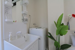 NT2, Deluxe Quadruple Room | Bathroom