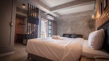 Deluxe Queen Room | In-room safe, blackout drapes, free WiFi