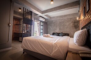 Deluxe Queen Room | セーフティボックス (室内)、遮光カーテン、WiFi (無料)