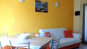 Apartment, 2 Schlafzimmer | Wohnbereich | Fernseher