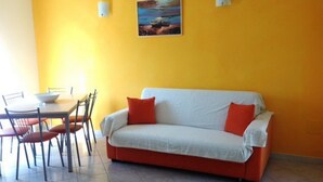 Apartment, 2 Schlafzimmer | Wohnbereich | Fernseher