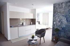 Deluxe appartement, 2 slaapkamers, balkon, uitzicht op de stad | Privékitchenette | Een koelkast, een koffiezetapparaat/waterkoker