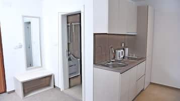 Estudio, balcón | Cocineta privada | Refrigerador y cafetera y tetera