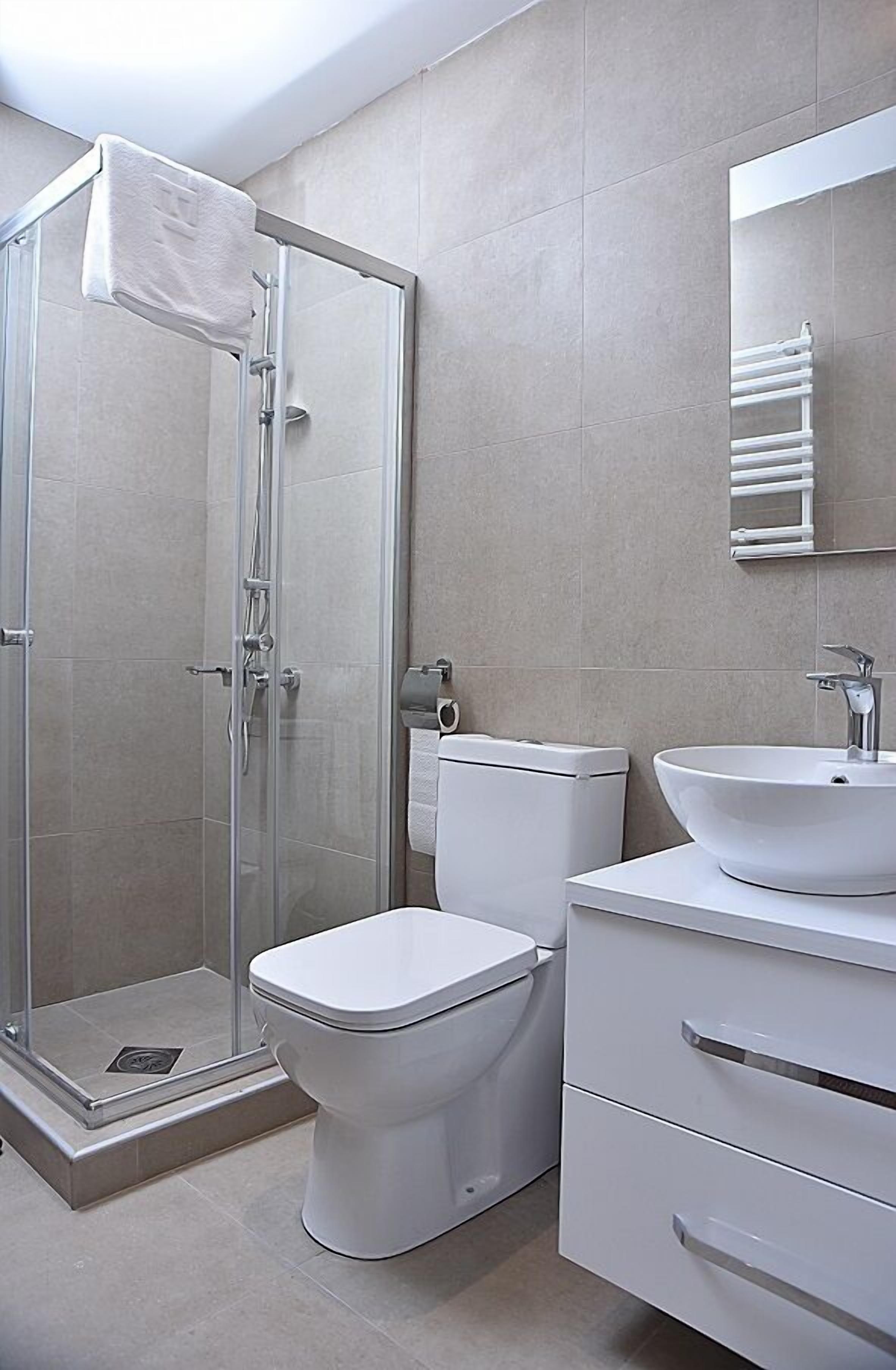 Superior Apartment | Bathroom | Free toiletries, hair dryer, towels