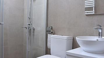 Superior Apartment | Bathroom | Free toiletries, hair dryer, towels