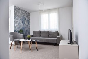 Apartamento Deluxe, 2 habitaciones, balcón, vistas a la ciudad | Zona de estar