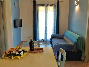 Departamento, 2 habitaciones | Área de sala de estar | Televisión 