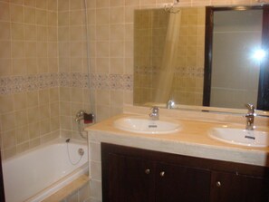 Deluxe-Apartment, 2 Schlafzimmer, Terrasse, Poolblick | Badezimmer