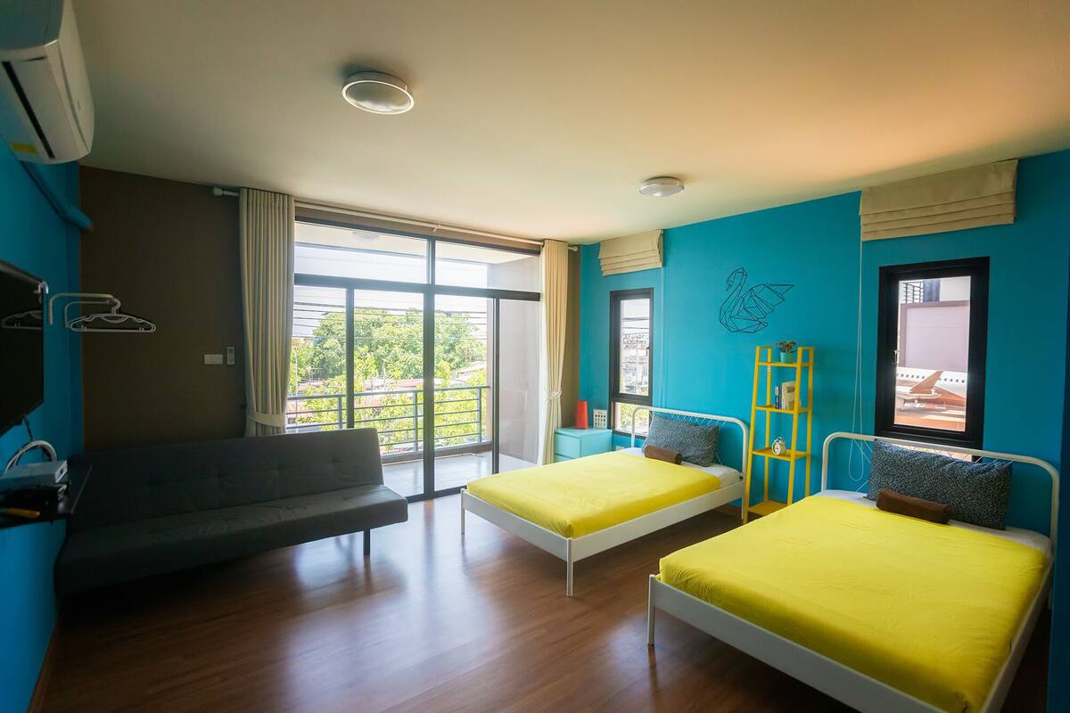ห้องซูพีเรียทวิน, หลายเตียง, ห้องน้ำส่วนตัว, วิวเมือง | ผ้าปูที่นอน Frette จากอิตาลี, เครื่องนอนระดับพรีเมียม, โต๊ะทำงาน