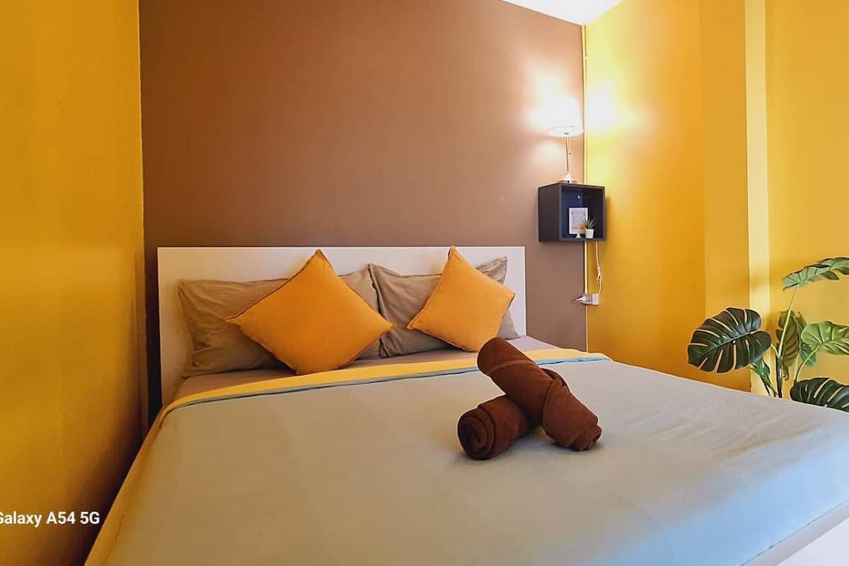 Economy tweepersoonskamer, 1 queensize bed, privébadkamer, uitzicht op stad | 1 slaapkamer, Italiaanse Frette-lakens, luxe beddengoed, een bureau