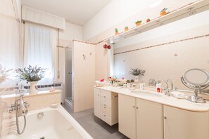 Appartamento, 2 camere da letto | Bagno | Doccia, set di cortesia gratuito, asciugacapelli, bidet