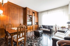 Apartment, 2 Schlafzimmer | Wohnbereich | Flachbildfernseher