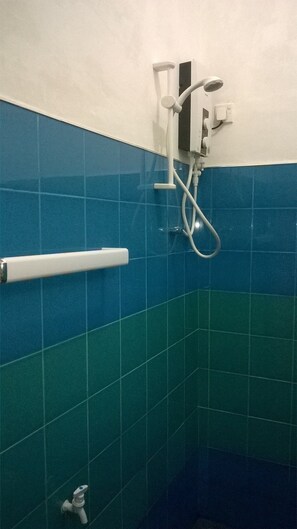 Basic Double Room, 1 Double Bed | Bathroom shower - Sigiriya Vee Guest (Sigiriya)