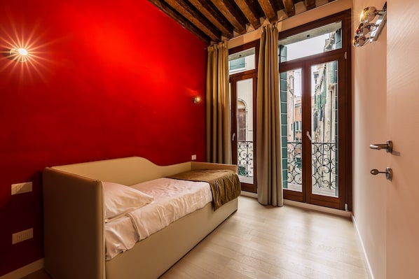 Premium bedding, soundproofing, iron/ironing board, free WiFi - Charming Palace Corte Del Teatro (Venice)