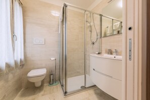 Douche, articles de toilette gratuits, sèche-cheveux, bidet