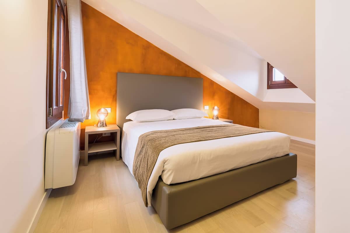 Premium bedding, soundproofing, iron/ironing board, free WiFi