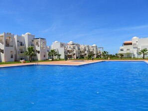 시즌별로 운영되는 야외 수영장