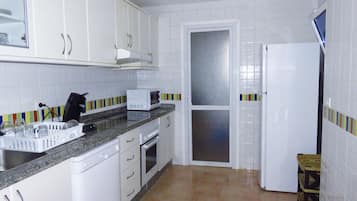 Deluxe Apartment, 2 Bedrooms, Terrace, Mountain View | Private kitchen