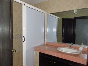 디럭스 아파트, 침실 2개, 테라스, 산 전망 | 욕실 | 샤워 시설, 헤어드라이어, 타월