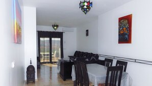 Leilighet – deluxe, 2 soverom, terrasse, fjellutsikt | Oppholdsrom | Flatskjerm-TV