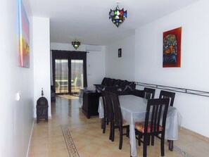 Apartamento Deluxe, 2 habitaciones, terraza, vistas a la montaña | Sala de estar | Una televisión de pantalla plana