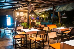 Frühstück, Mittagessen, Abendessen, lokale und internationale Küche 